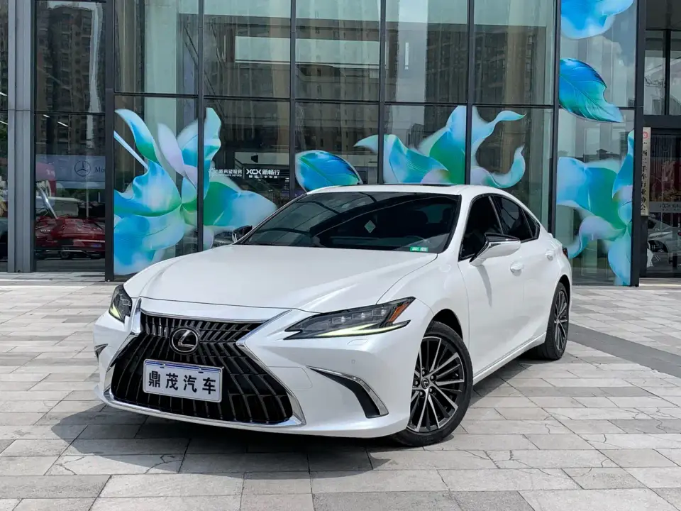 Lexus ES 300h Ultimate Edition 2023