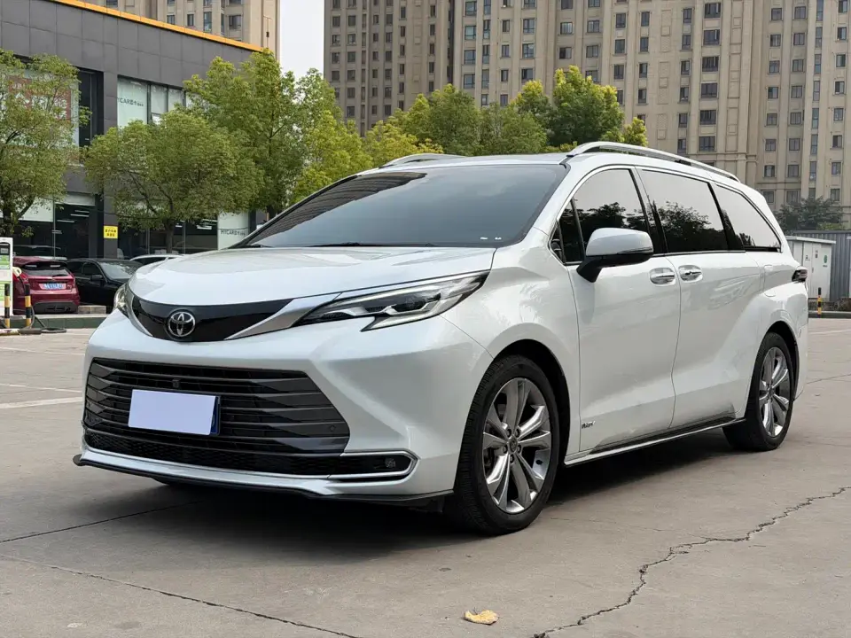 Toyota Sienna 2.5L Hybrid Premium Edition 2024