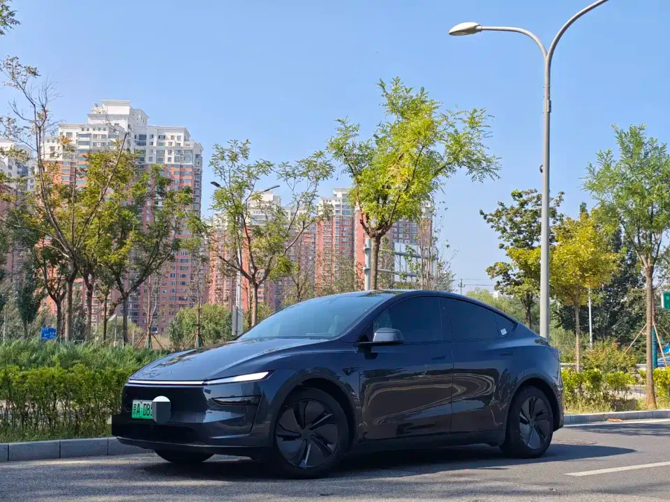 Tesla Model Y Rear-Wheel Drive 2025