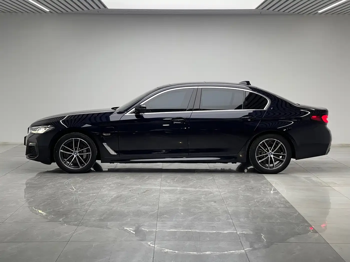 BMW 5 Series New Energy 535Le M Sport Package 2022 — фото 9