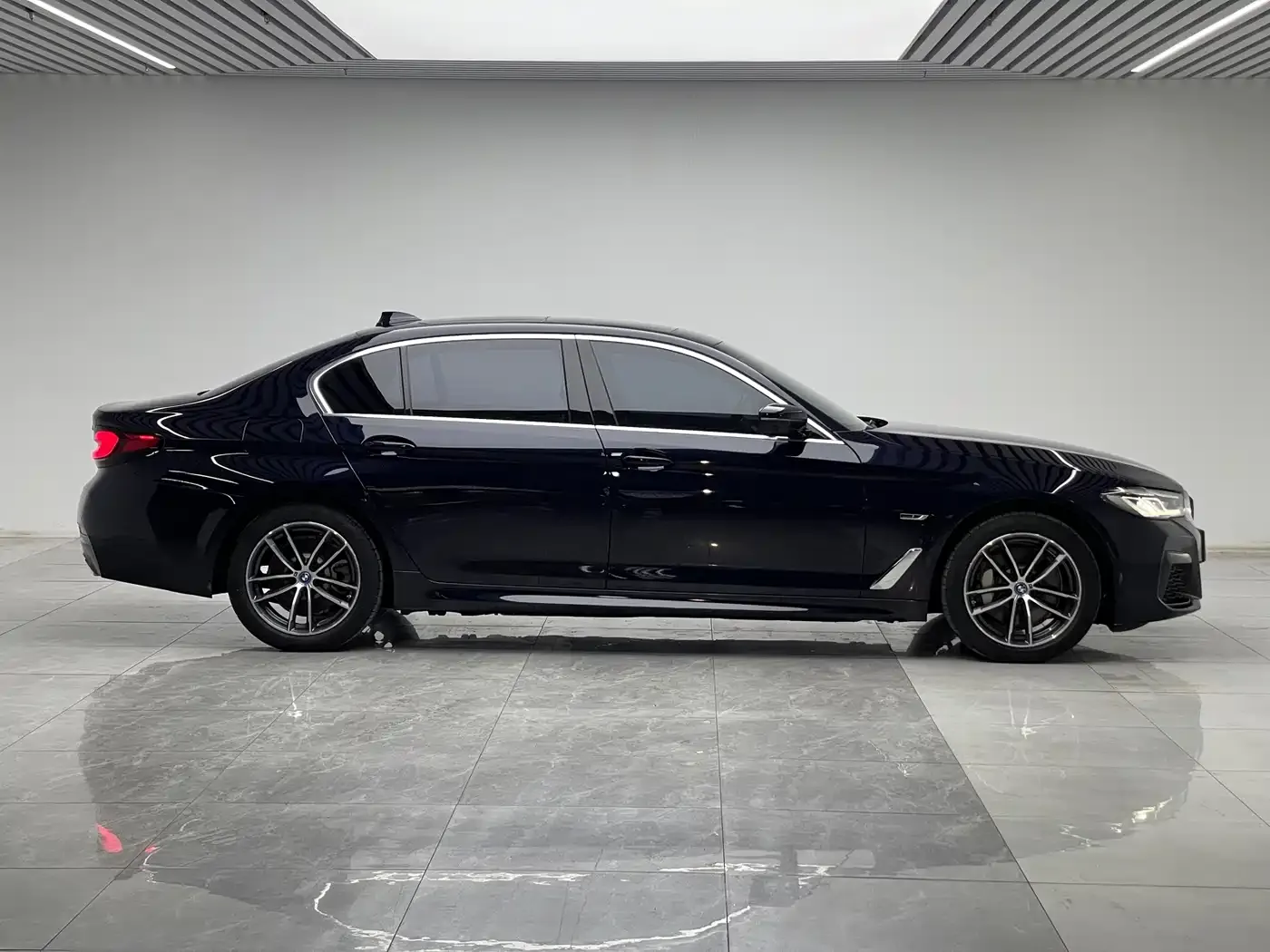 BMW 5 Series New Energy 535Le M Sport Package 2022 — фото 10