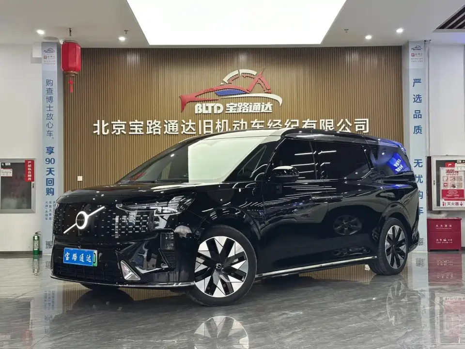 Volvo EM90 Ultra Six-Seater 2024