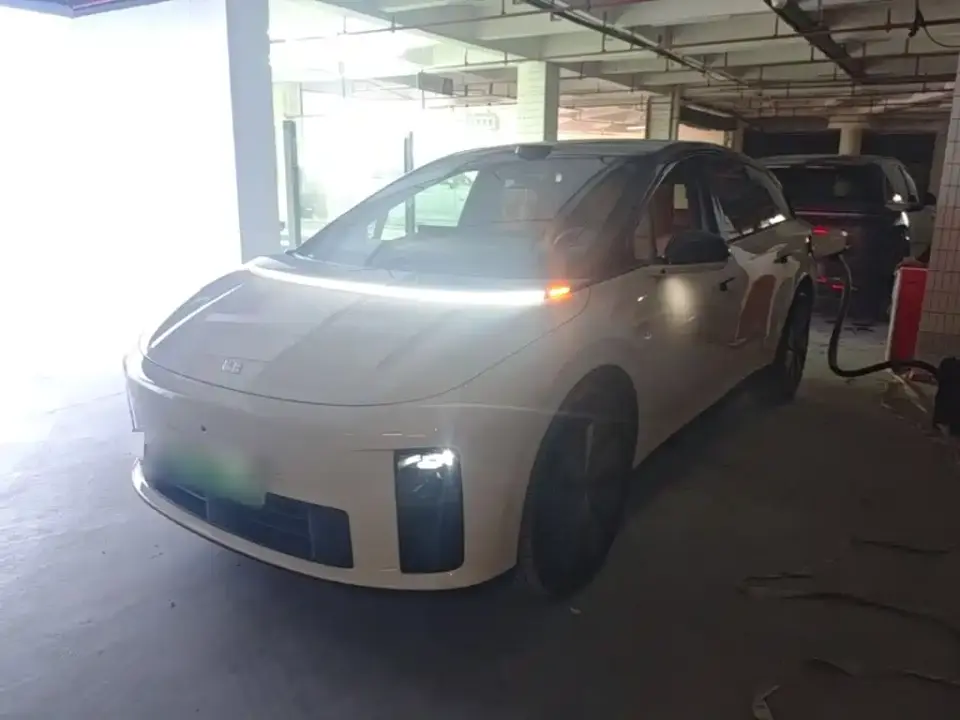 Li Auto i6 4WD Base Model 2025