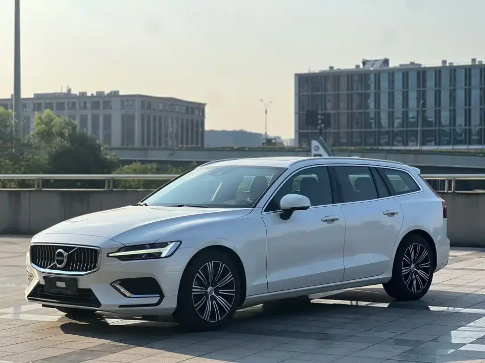 Volvo V60 B5 Momentum Luxury 2022