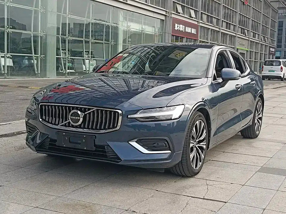 Volvo S60 B4 Smart Elite Luxury Edition 2025