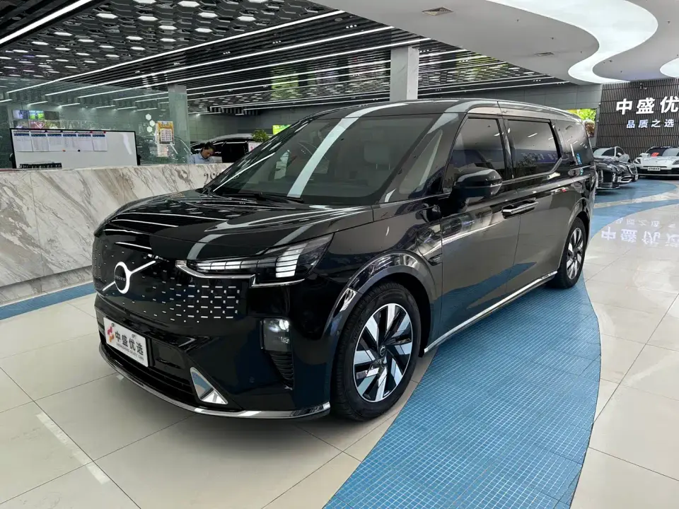 Volvo EM90 Ultra Six-Seater 2024