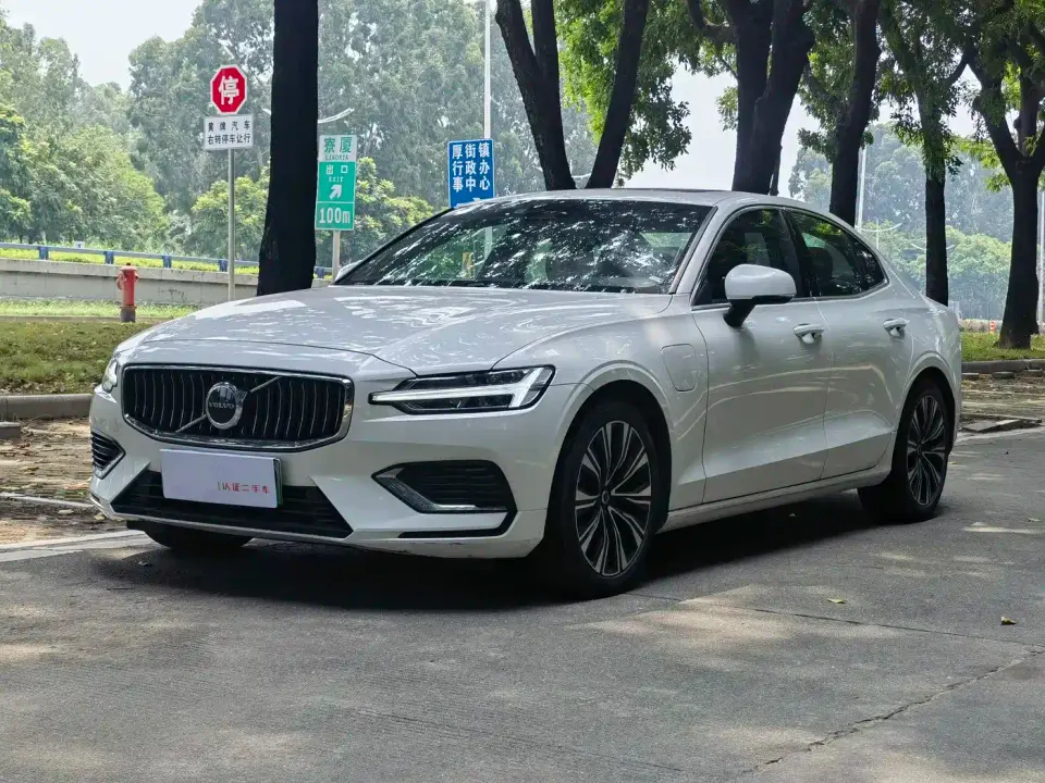 Volvo S60 Plug-in Hybrid T8 AWD Long Range Momentum Luxury Edition 2024