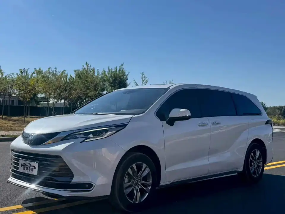Toyota Sienna 2.5L Hybrid AWD Luxury Edition 2025