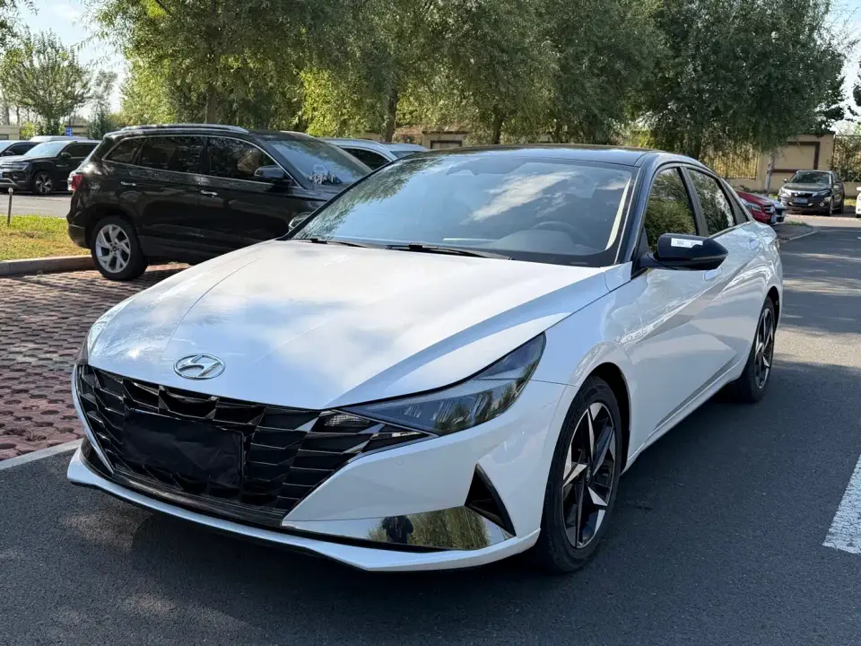 Hyundai Elantra 1.5L CVT LUX Premium Edition 2022