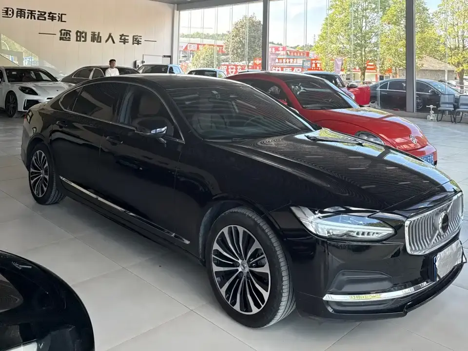 Volvo S90 B5 Momentum Luxury Edition 2024