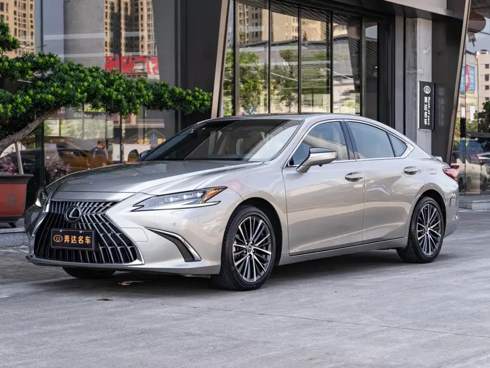 Lexus ES 300h Ultimate Edition 2024