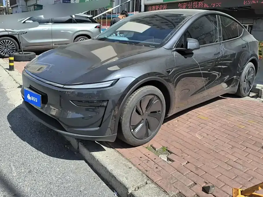 Tesla Model Y Model Rear-Wheel Drive Launch Edition 2025