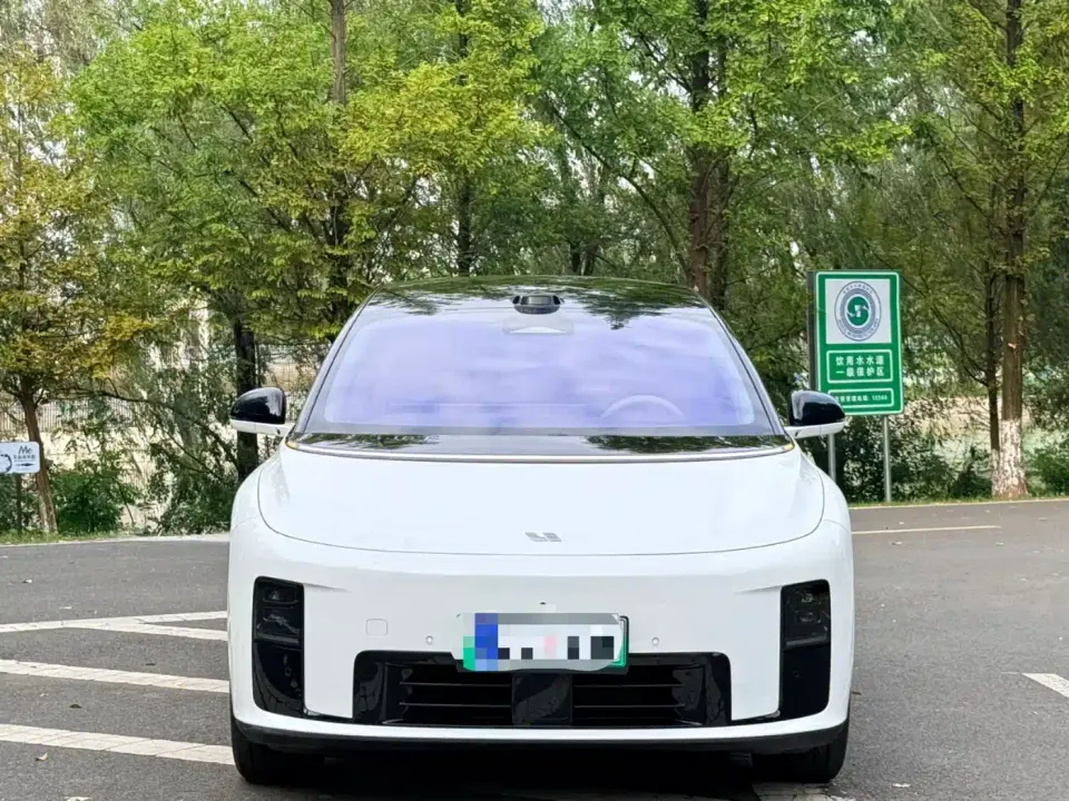 Li Auto Li i8 Standard Edition 2025