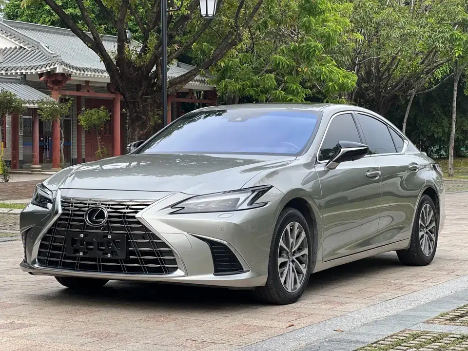 Lexus ES 300h Ultimate Edition 2025
