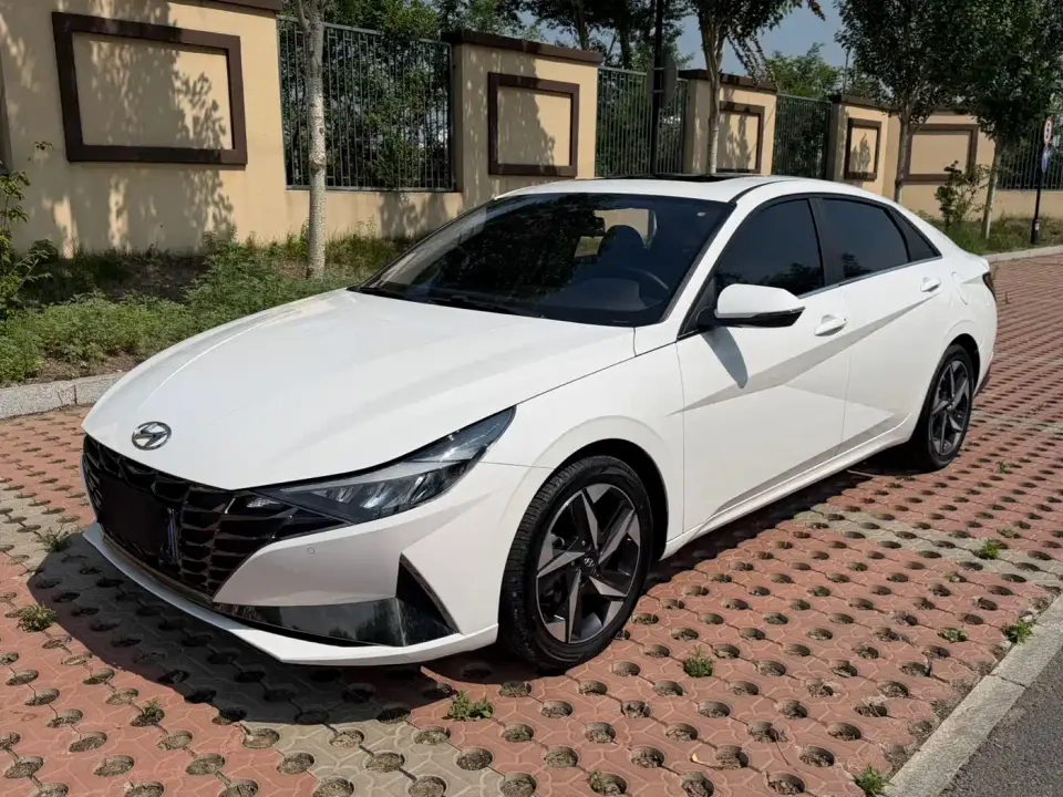 Hyundai Elantra 1.5L CVT LUX Premium Edition 2022