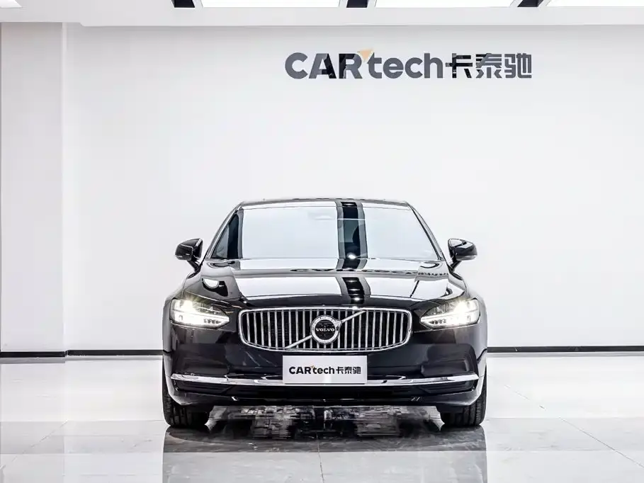 Volvo S90 B5 Momentum Luxury Edition 2025