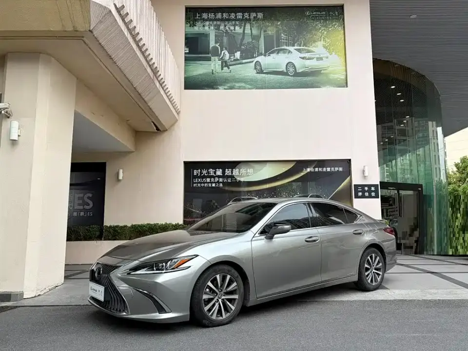 Lexus ES 300h Ultimate Edition 2020