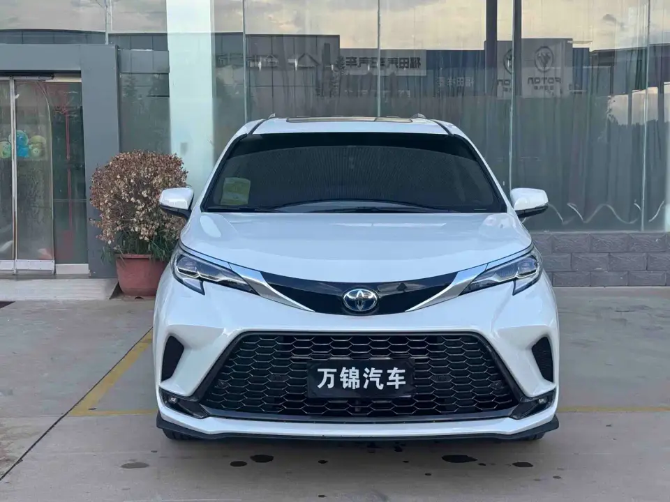 Toyota Granvia 2.5L Hybrid Luxury Edition 2023