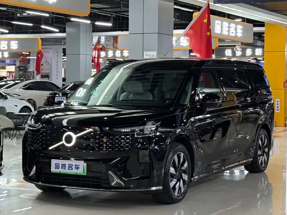 Volvo EM90 Ultra Six-Seater 2025