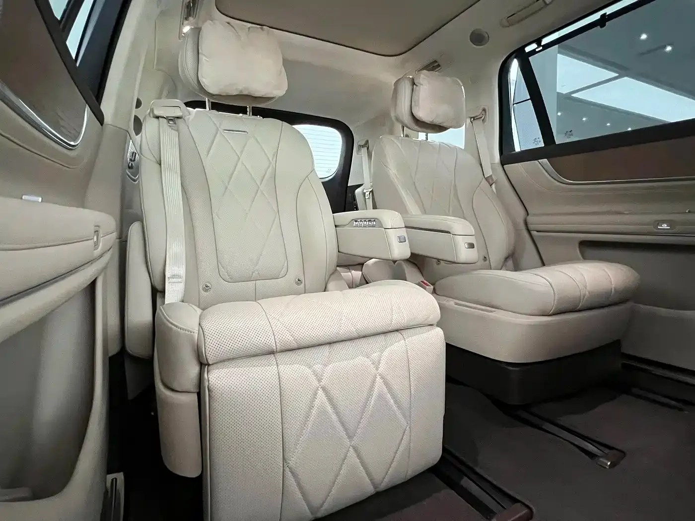 AITO Wenjie AITO M9 Range Extender Max Edition 42kWh 6-seater 2024 — фото 18