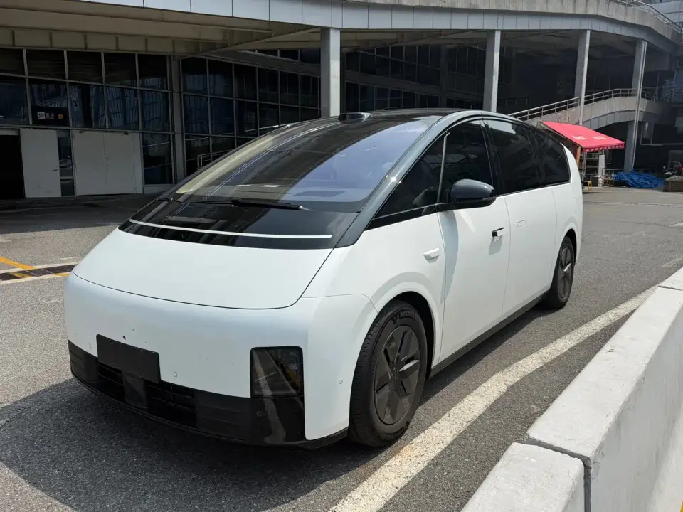 Li Auto MEGA Model Home Family Special Edition 2025