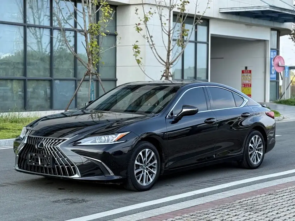 Lexus ES 300h Excellence Edition 2023