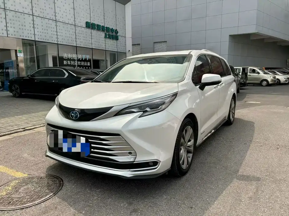 Toyota Sienna 2.5L Hybrid Platinum Edition 2023