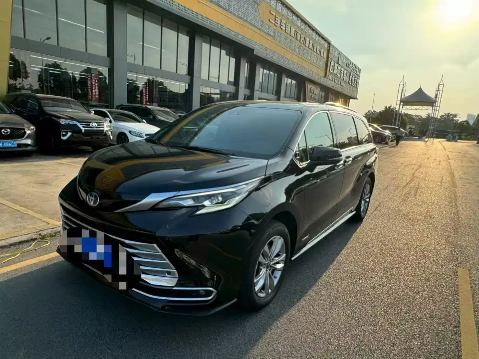 Toyota Sienna 2.5L Hybrid Platinum Edition 2022