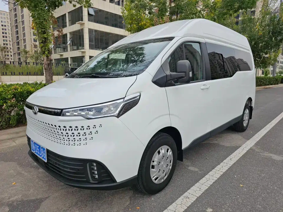 SAIC Maxus Xintu V70 Model 2.0T Elite Edition Automatic Long Wheelbase Medium Roof 6/7-Seater 2023