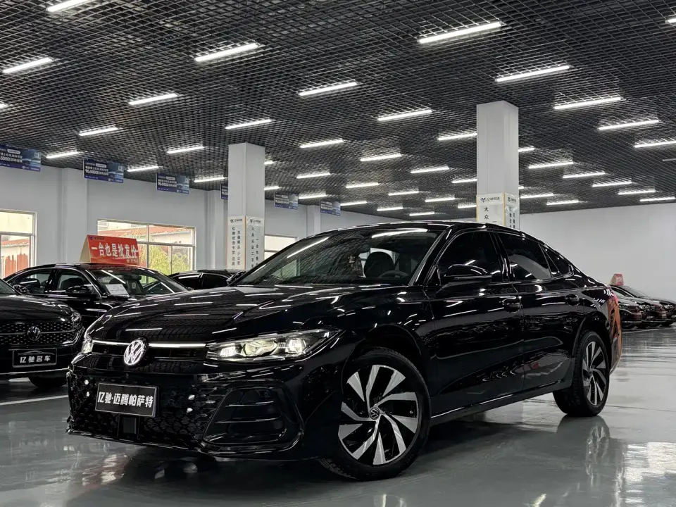 Volkswagen Passat Model Pro 380TSI Starlight Dragon Edition 2025