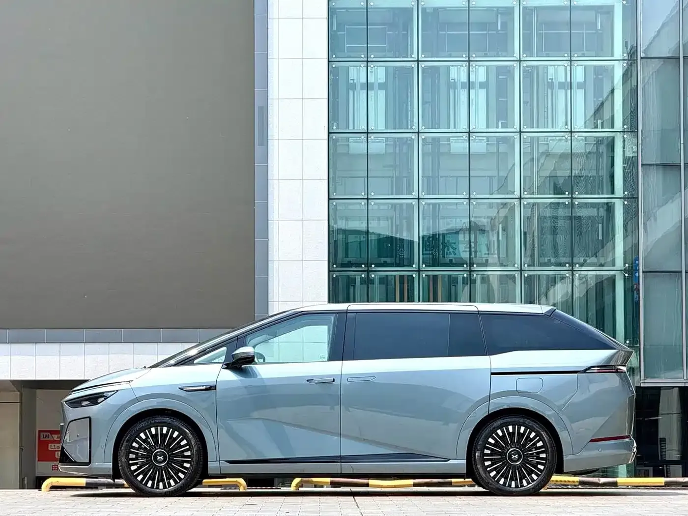 XPeng X9 Extended Range Edition 2025 — фото 17