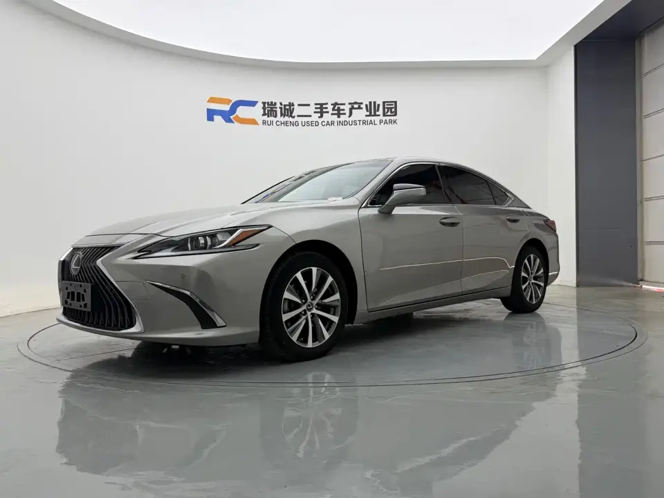 Lexus ES 200 Luxury 2021