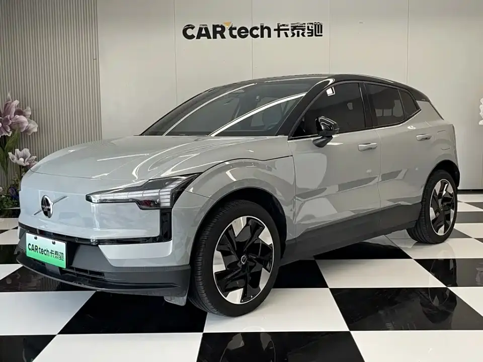 Volvo EX30 RWD Long Range Plus 2025