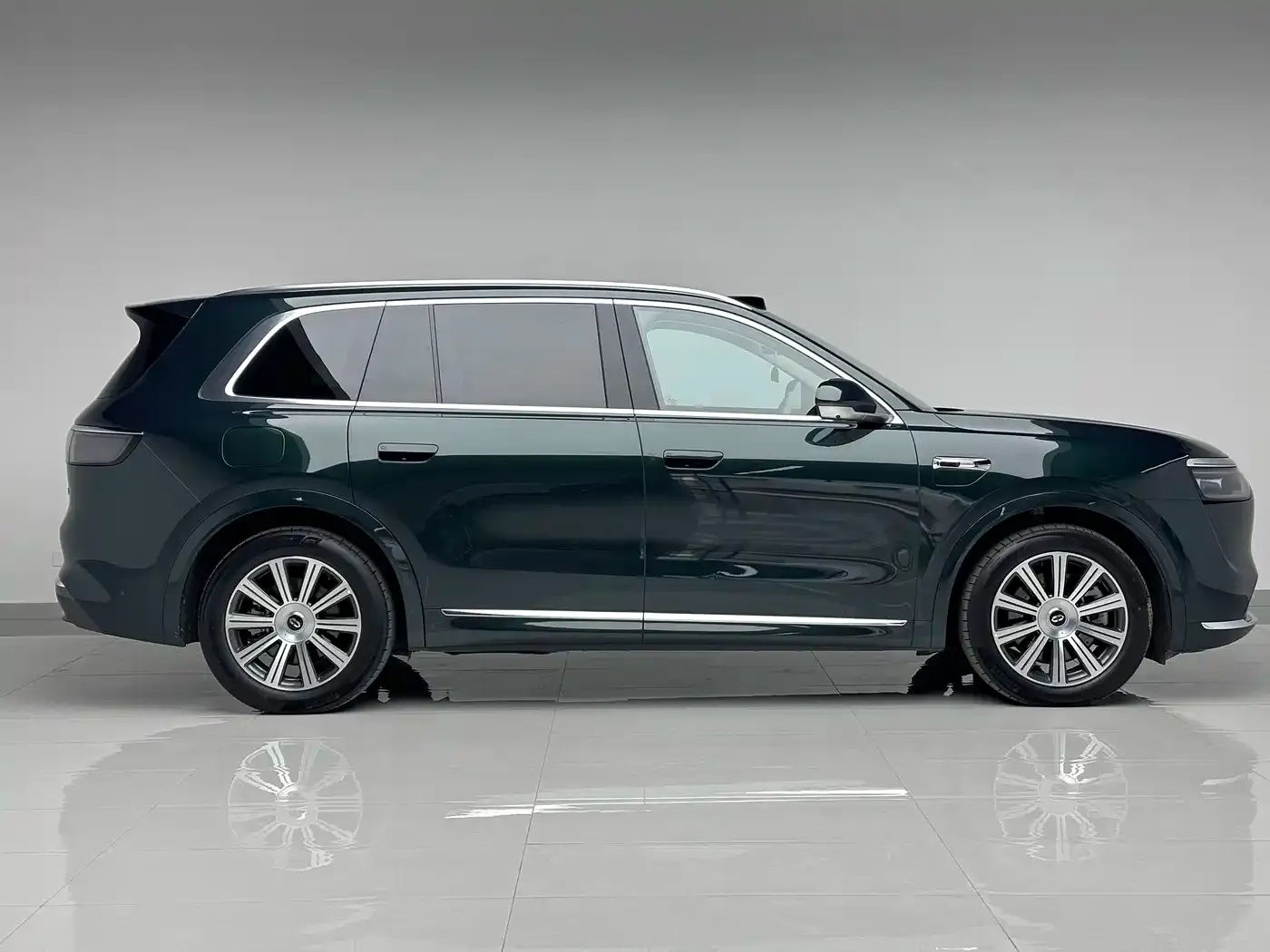 AITO Wenjie AITO M8 Model Extended Range Max+ Edition 53.4kWh 6-Seater 2025 — фото 4