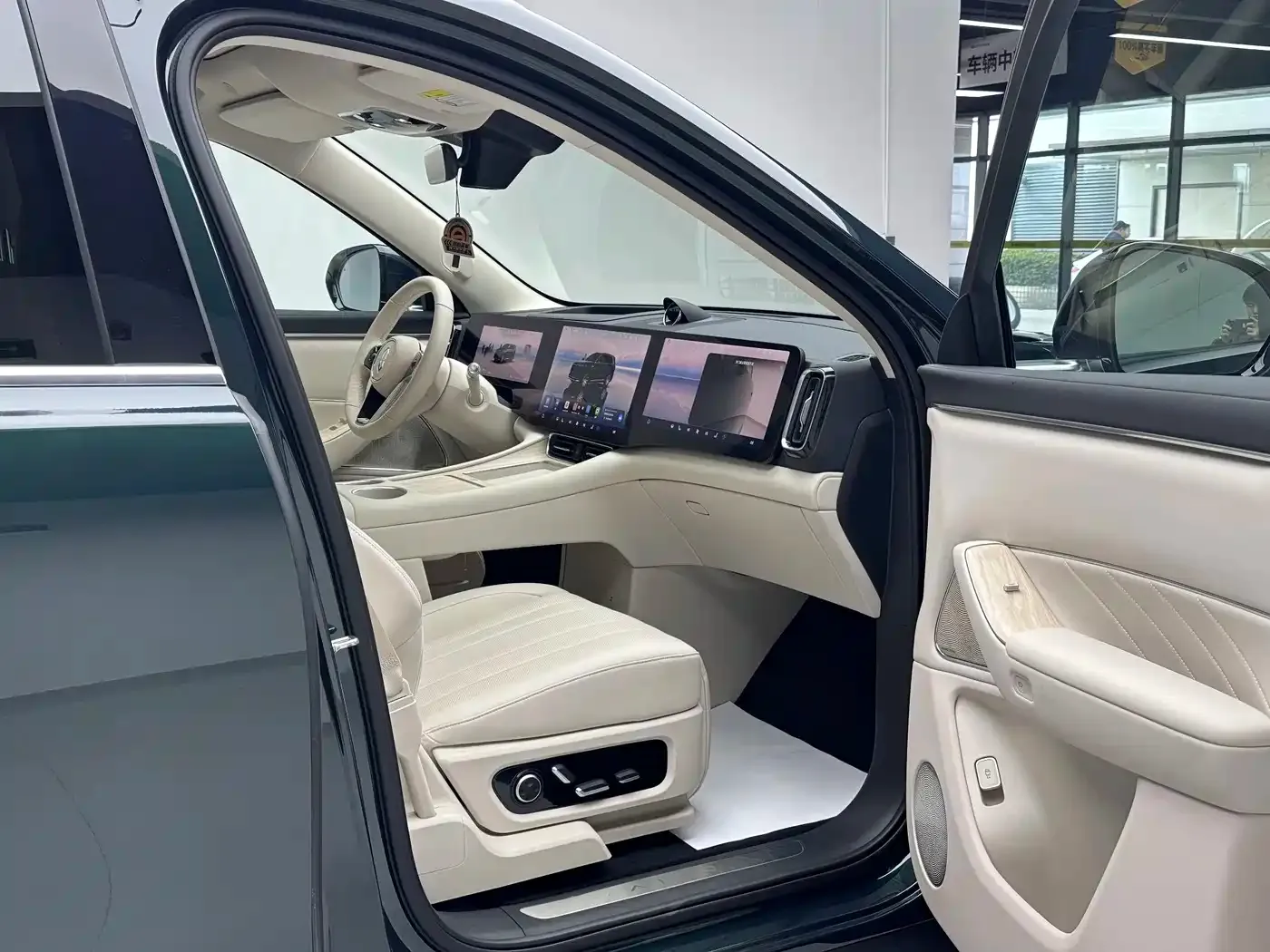AITO Wenjie AITO M8 Model Extended Range Max+ Edition 53.4kWh 6-Seater 2025 — фото 11