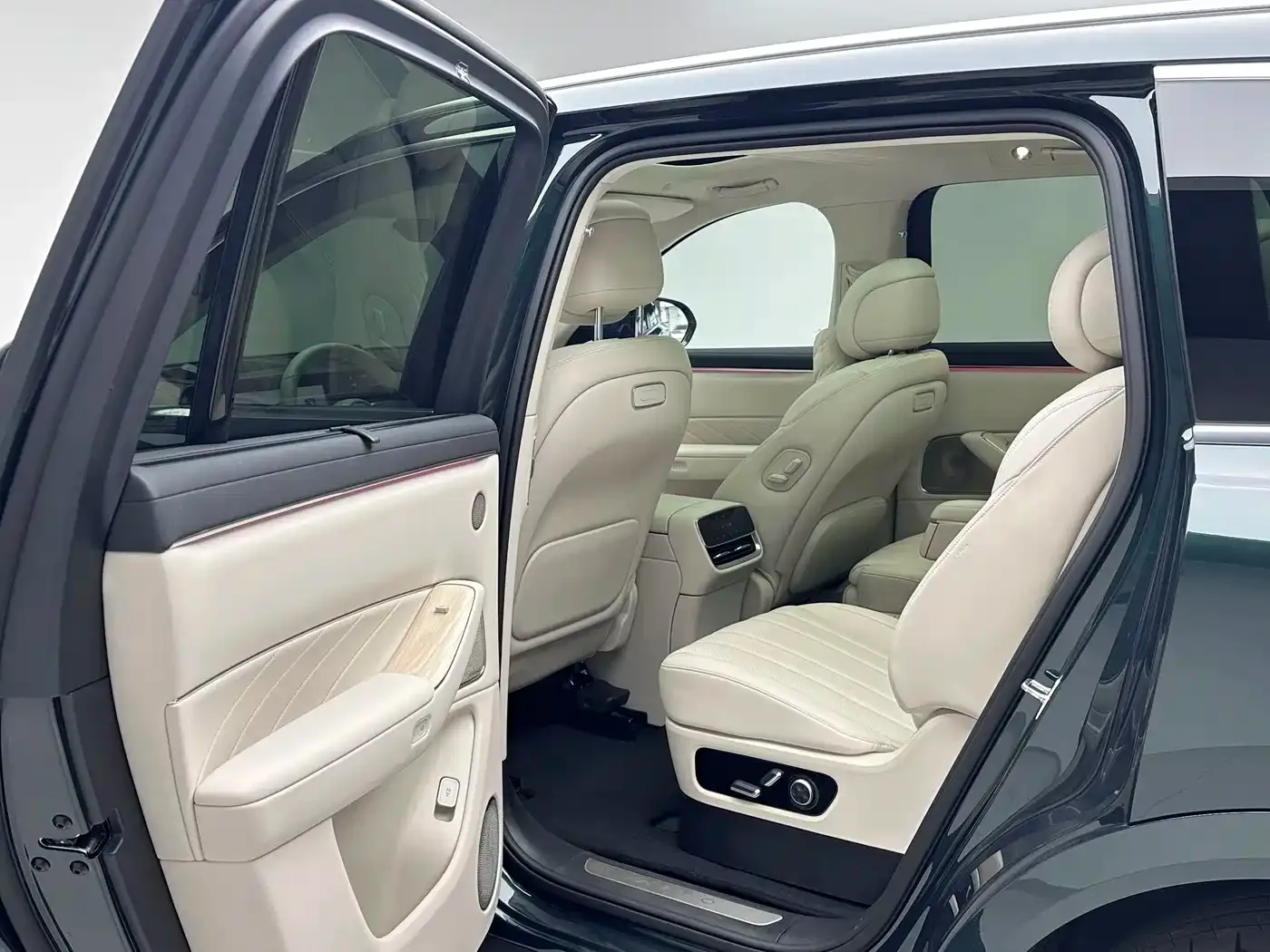 AITO Wenjie AITO M8 Model Extended Range Max+ Edition 53.4kWh 6-Seater 2025 — фото 10