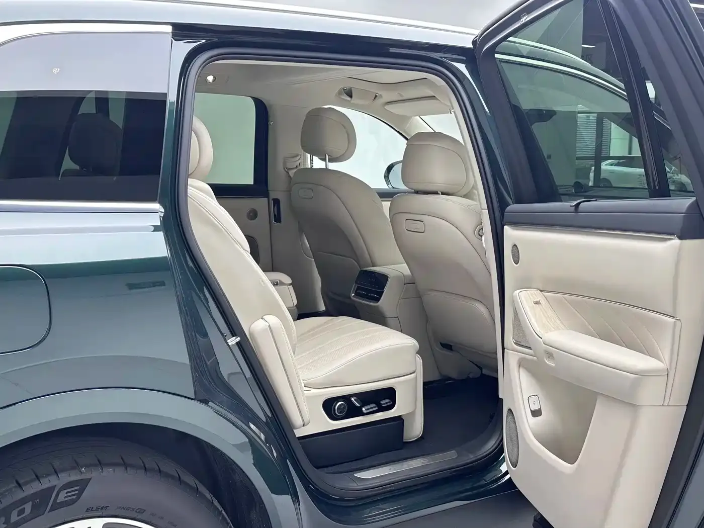 AITO Wenjie AITO M8 Model Extended Range Max+ Edition 53.4kWh 6-Seater 2025 — фото 14