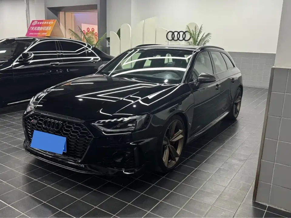 Audi RS 4 Model RS4 Avant Dark Gold Edition 2024