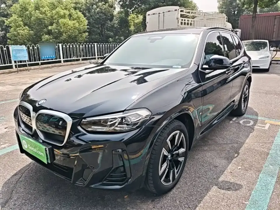 BMW iX3 Leading Edition 2025
