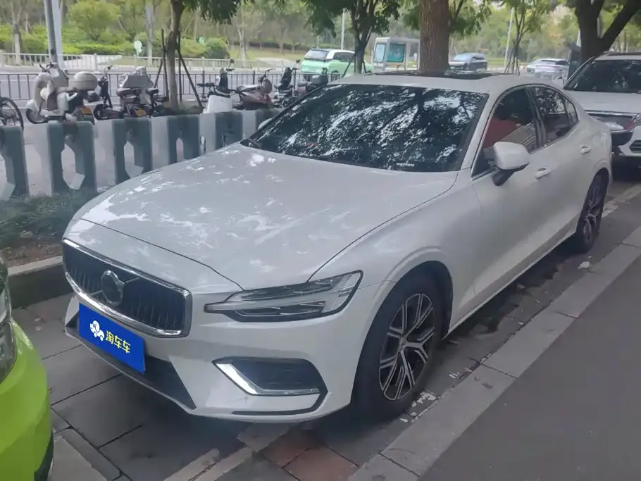 Volvo S60 B4 Smart Luxury Edition 2025