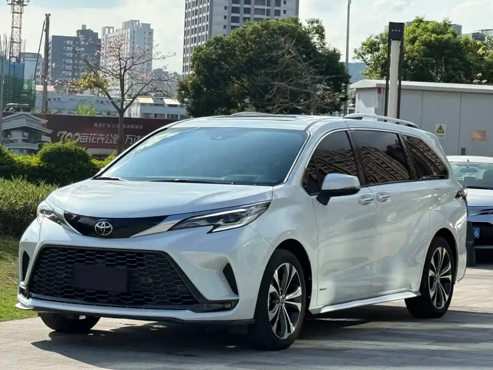 Toyota Granvia 2.5L Hybrid Premium PLUS 2024
