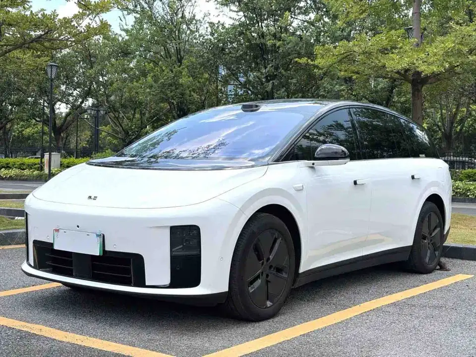 Li Auto Li i8 Standard Edition 2025