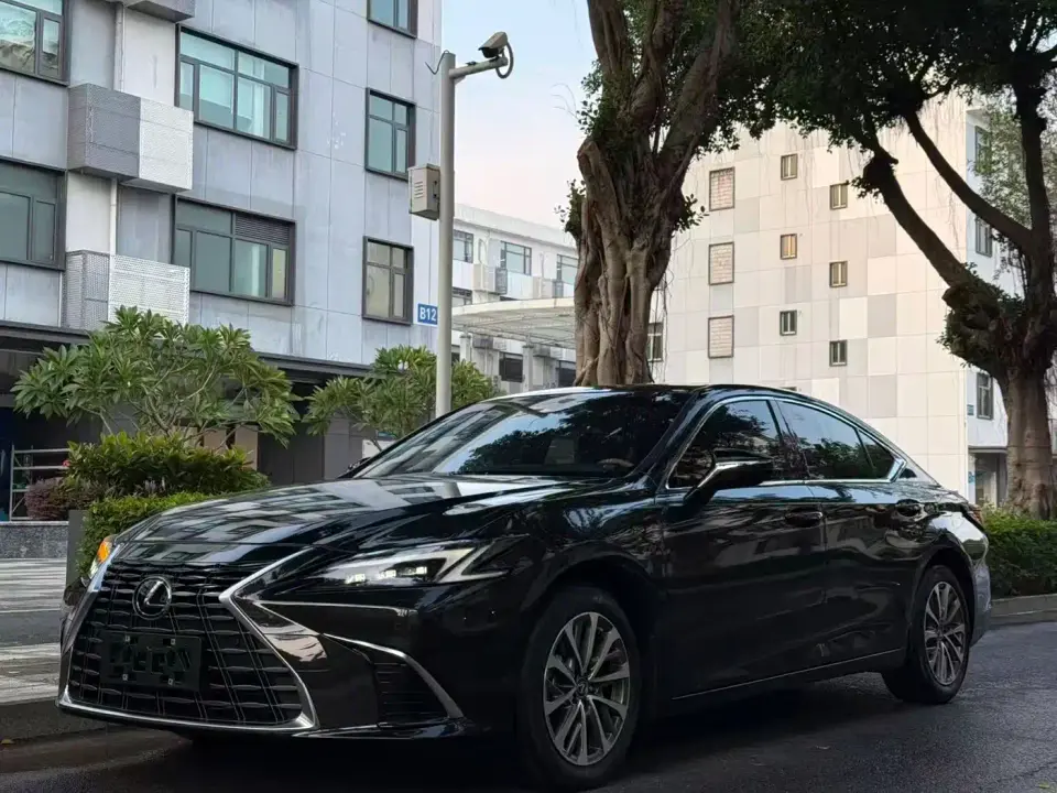 Lexus ES 200 Ultimate Edition 2025