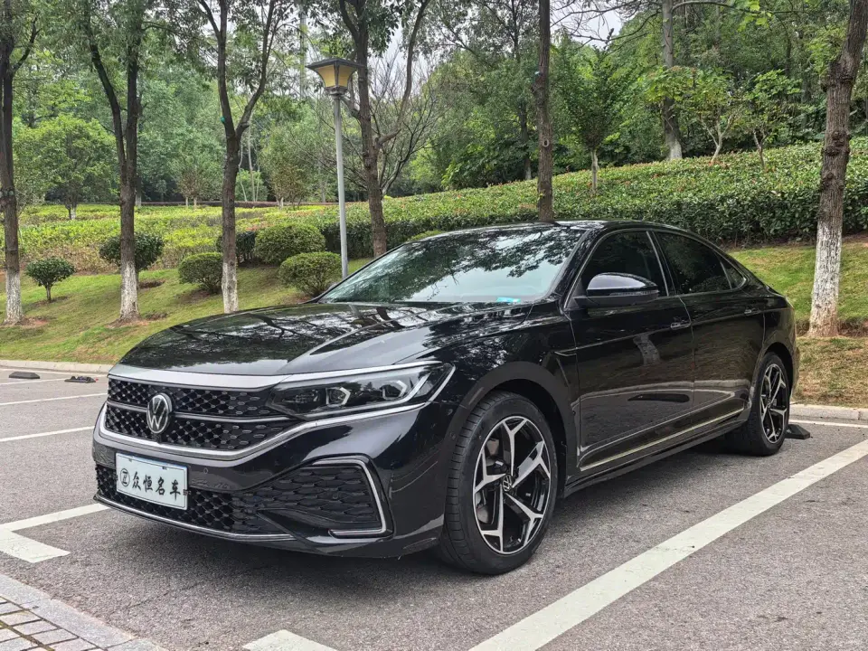 Volkswagen Passat 330TSI Starlight Luxury Edition 2023