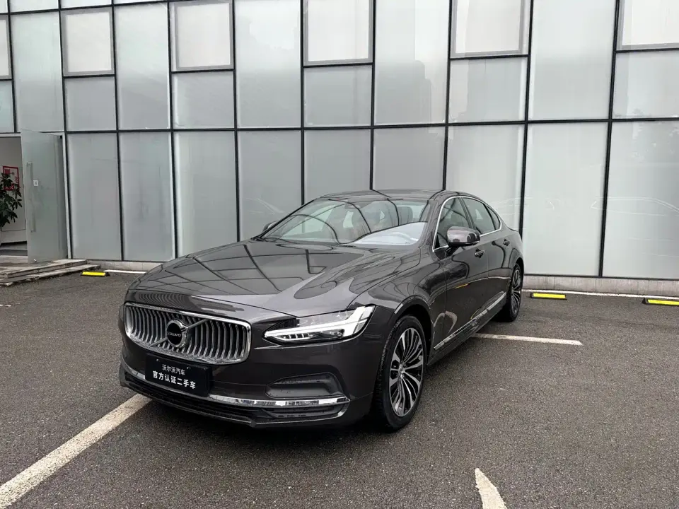 Volvo S90 B5 Momentum Luxury Edition 2024