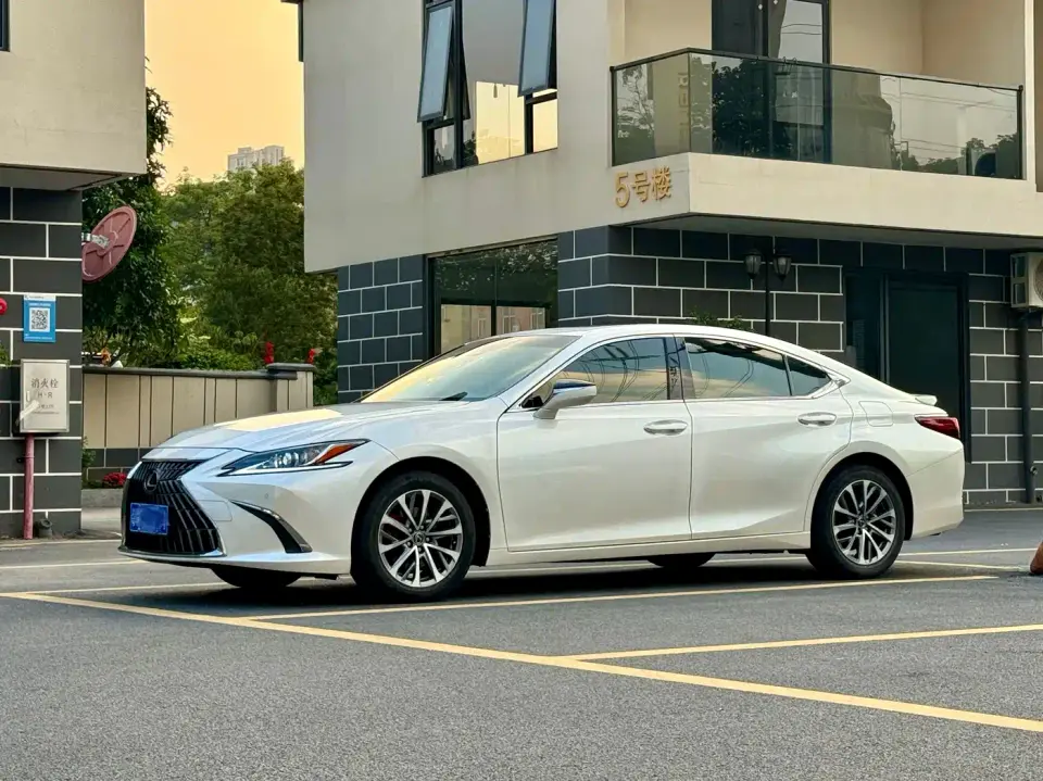 Lexus ES 200 Excellence Edition 2022