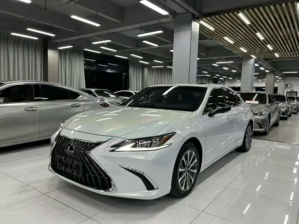 Lexus ES 300h Excellence Edition 2023