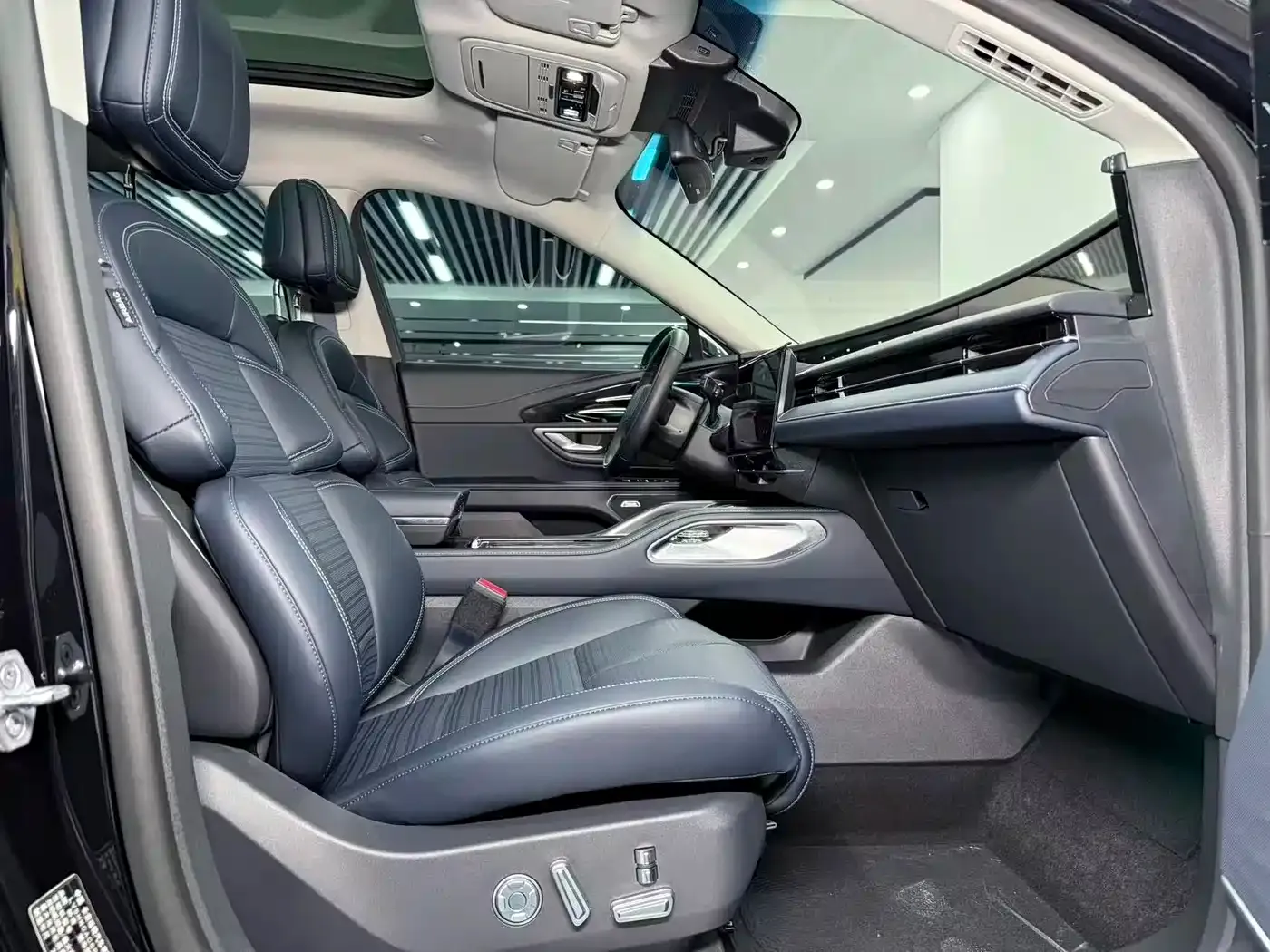 Lincoln Nautilus 2.0T 4WD Prestige Edition 2023 — фото 10