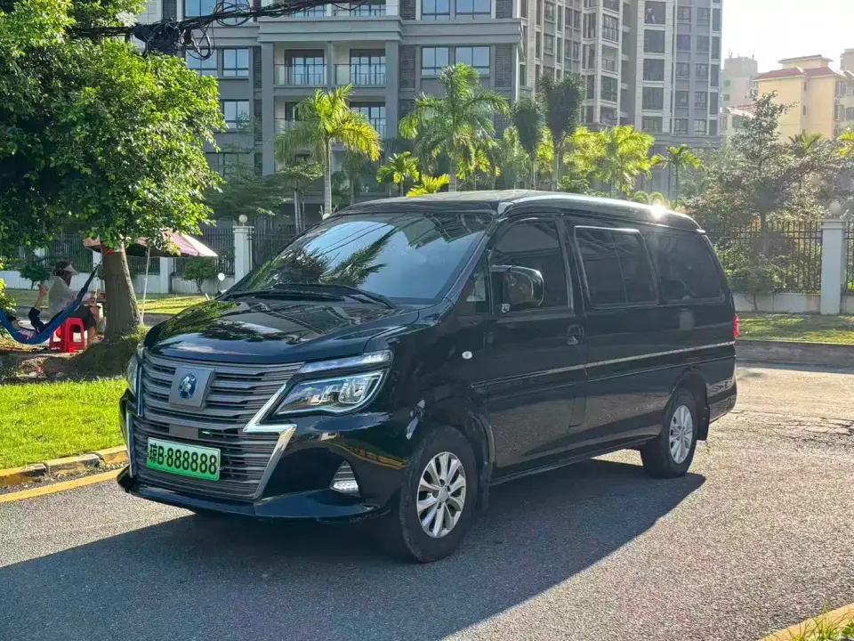 Dongfeng Fengxing Lingzhi New Energy Standard Base Model 7-Seater 2023