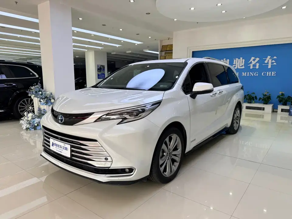 Toyota Sienna 2.5L Hybrid Platinum Edition 2023